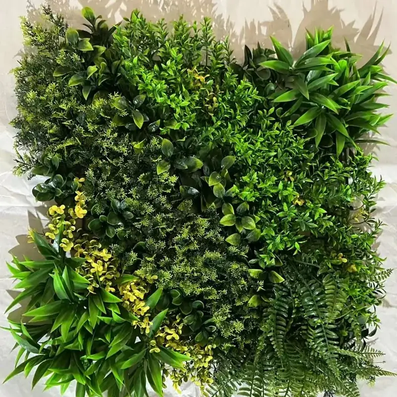 Rumput buatan di dinding